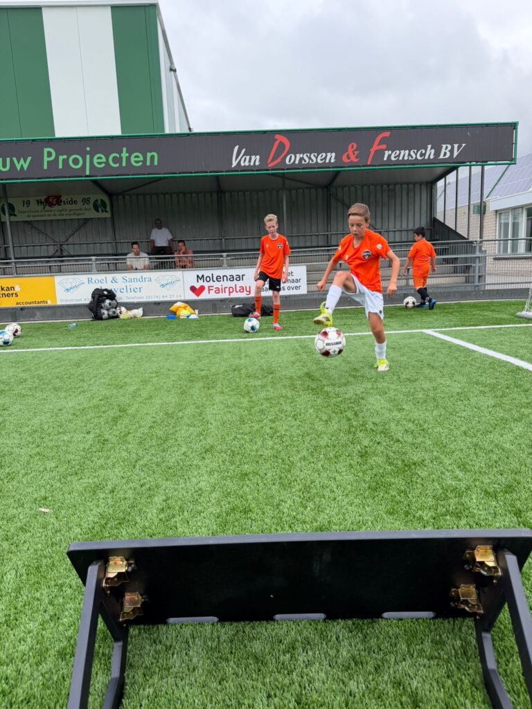 Kinderen trainen voetbal bij LA Voetbal in Westland onder begeleiding van professionele trainers