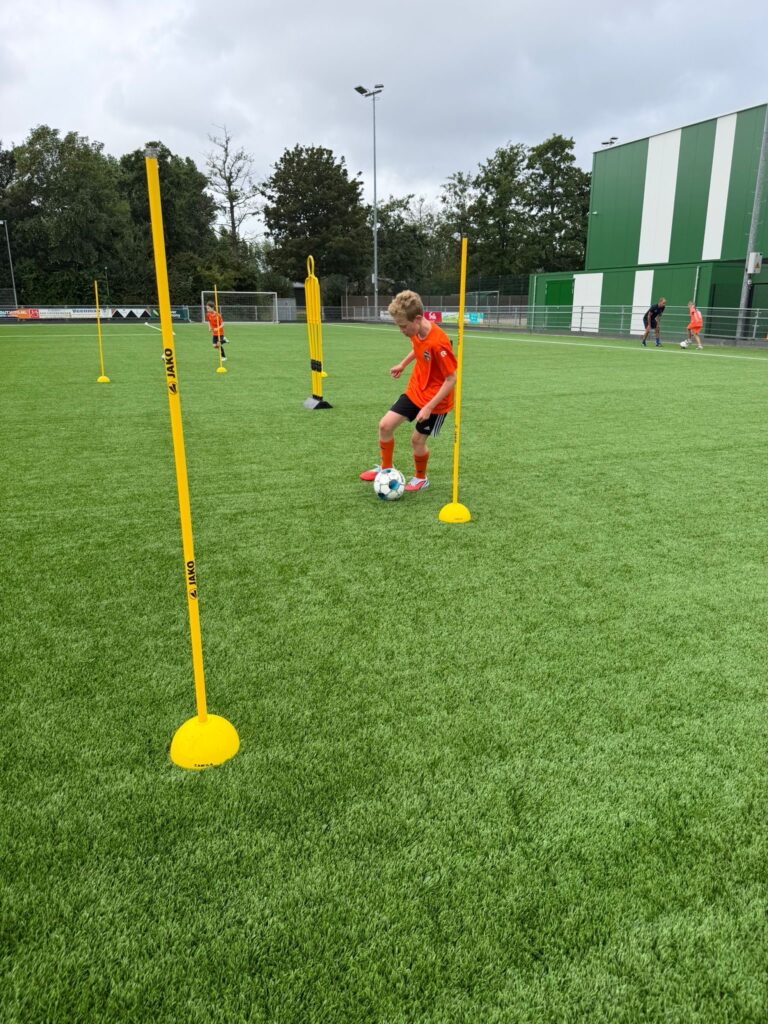 Kinderen trainen voetbal bij LA Voetbal in Westland onder begeleiding van professionele trainers