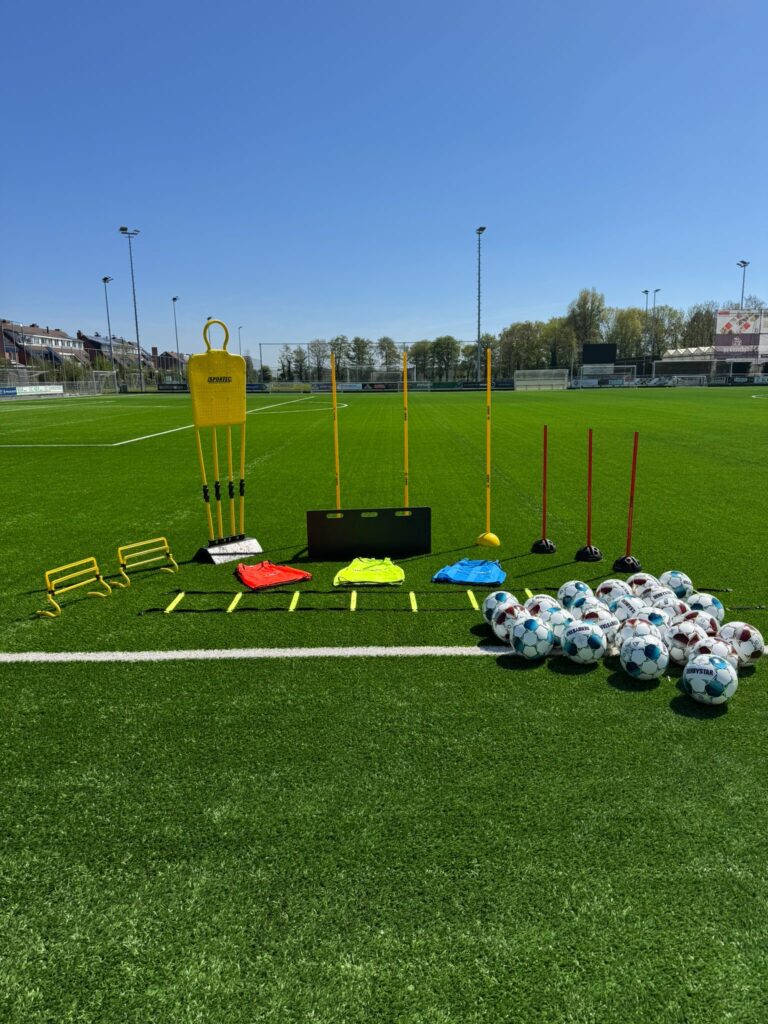 Kinderen trainen voetbal bij LA Voetbal in Westland onder begeleiding van professionele trainers
