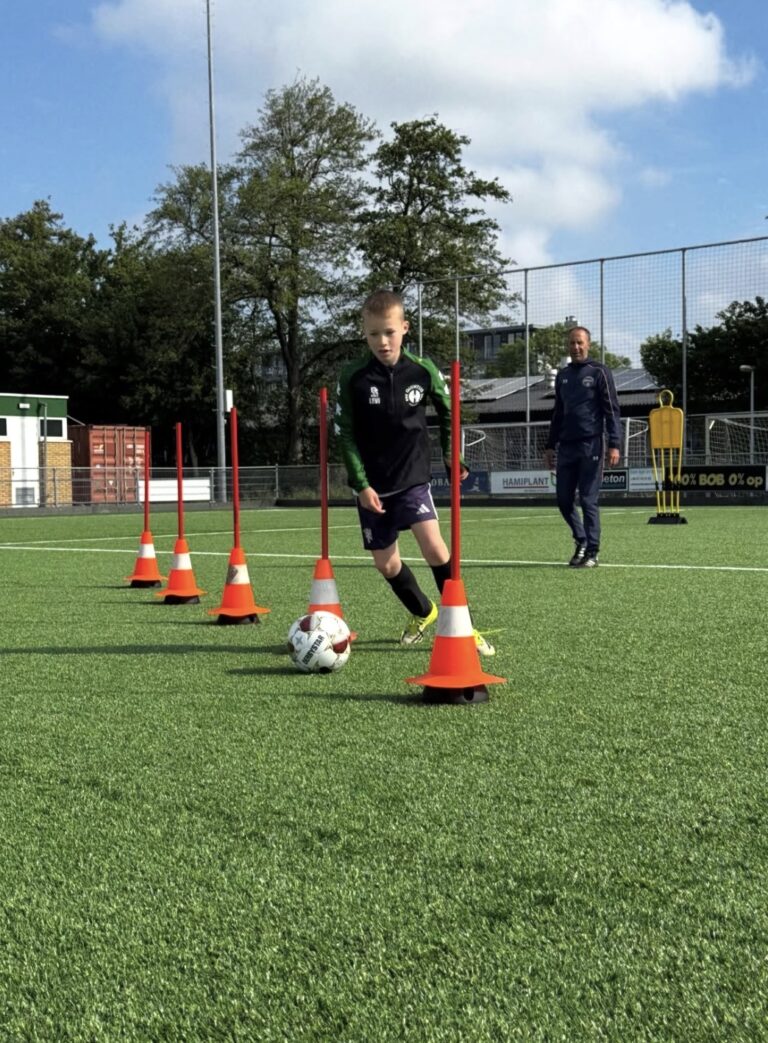 Kinderen trainen voetbal bij LA Voetbal in Westland onder begeleiding van professionele trainers