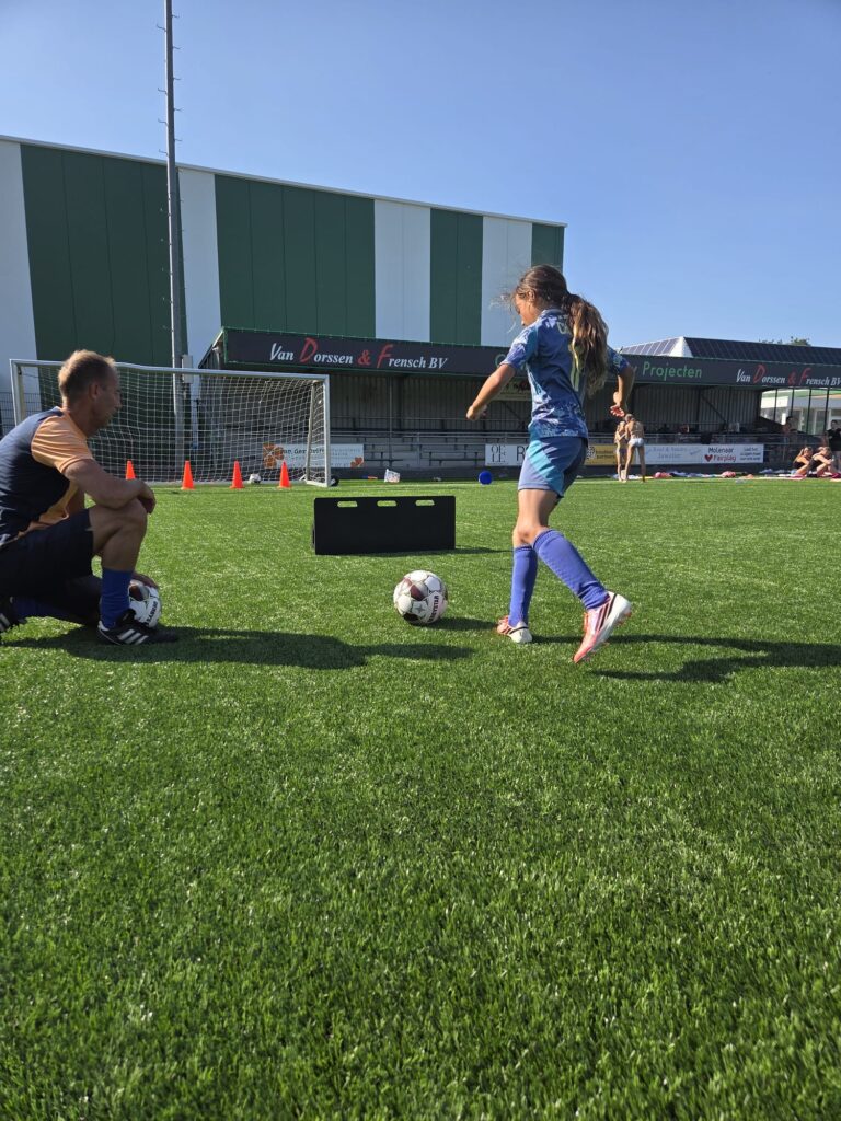 Kinderen trainen voetbal bij LA Voetbal in Westland onder begeleiding van professionele trainers