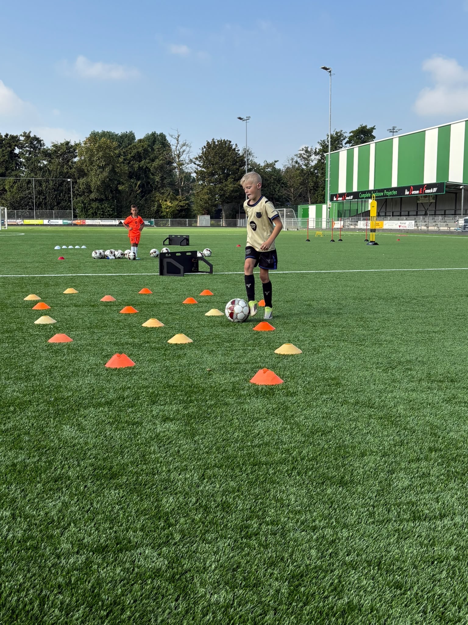 Jeugdspeler oefent dribbels tijdens techniektraining bij LA Voetbal in Westland