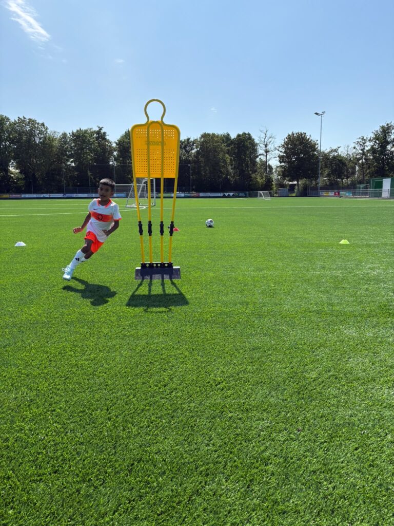 Jeugdspeler oefent dribbels tijdens techniektraining bij LA Voetbal in Westland