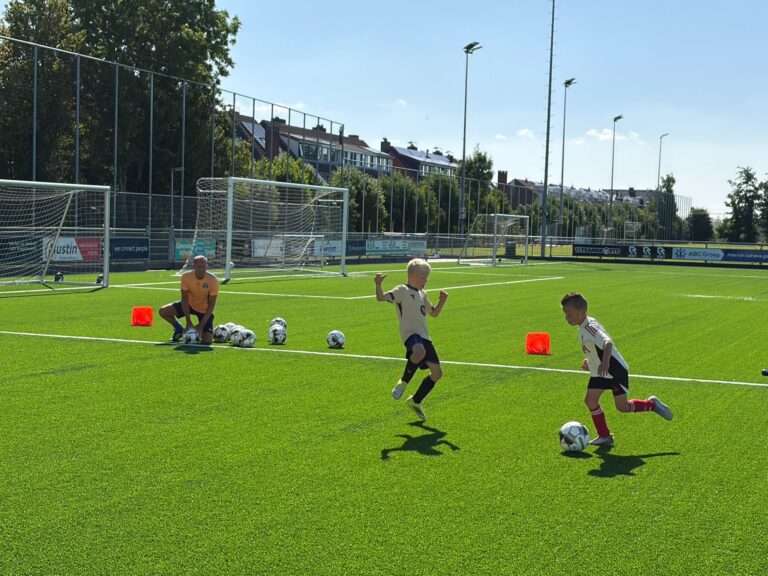 Twee jeugdspelers tijdens duo voetbaltraining bij LA Voetbal in Westland