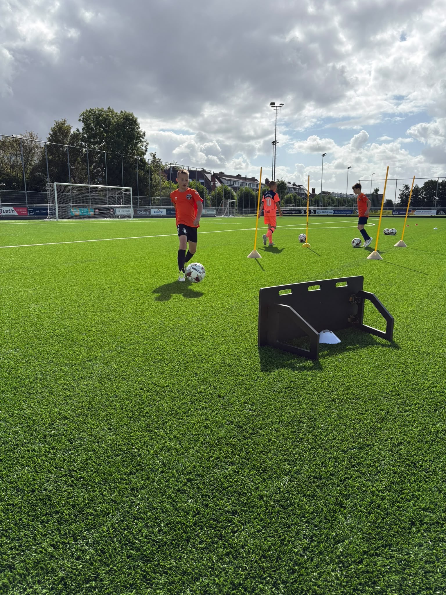 Jeugdspeler traint passing en balcontrole bij voetbalschool LA Voetbal in Westland