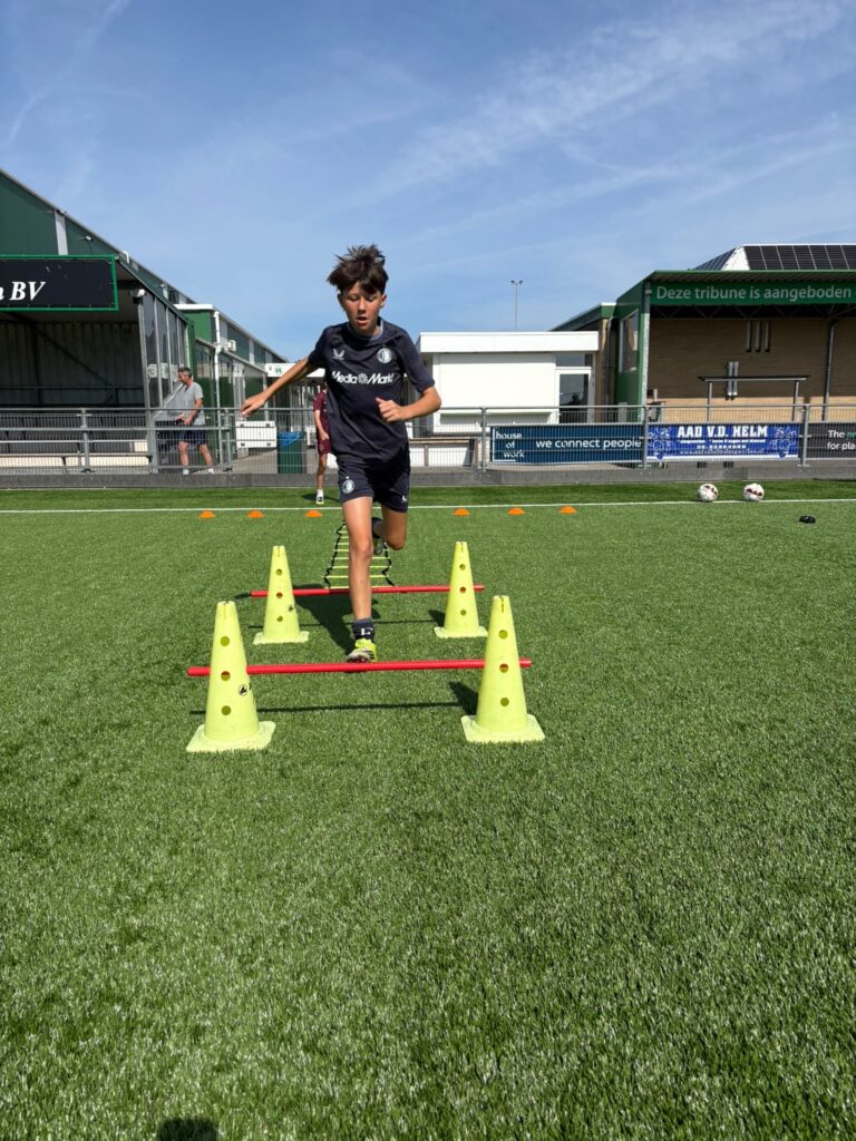 Jeugdspeler tijdens techniektraining bij voetbalschool LA Voetbal in Westland