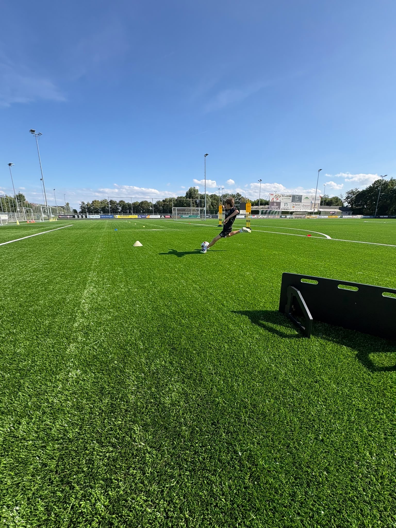 Jeugdspeler werkt aan afwerking tijdens voetbaltraining van LA Voetbal in Westland